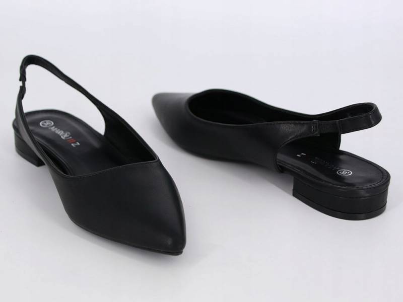Čierne špicaté sandálky